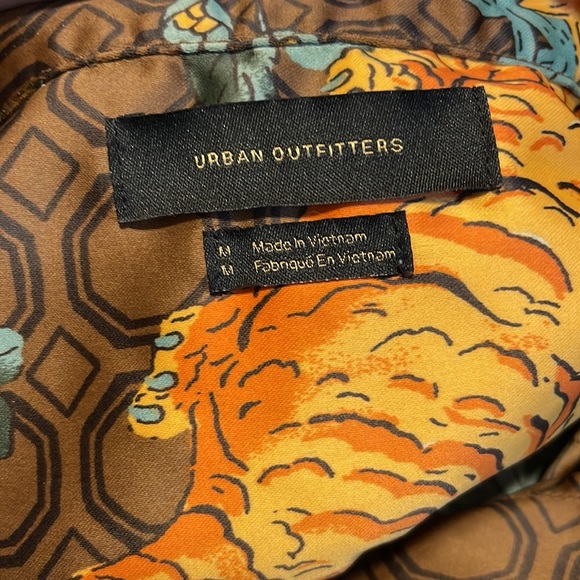4/$20❤️Urban Outfitters Leafy Tiger Satin Short Sleeve Button-down Shirt - Picture 7 of 9